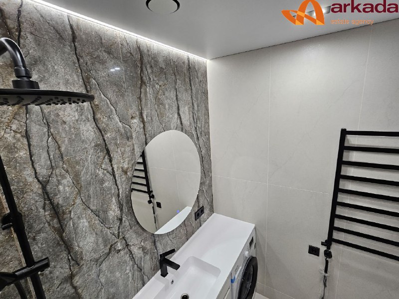 Продаж 2 кім квартири з ремонтом, по вул Довга