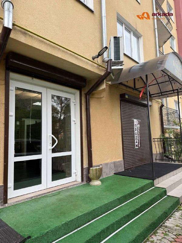Комерційне приміщення в Богородчанах попри дорогу.