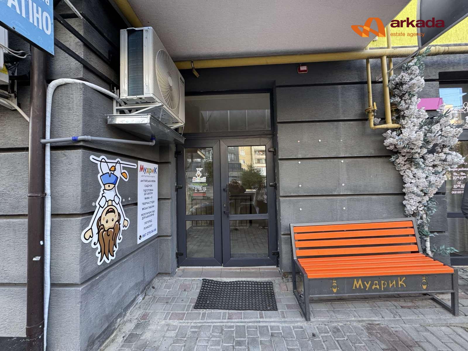 Оренда комерційного приміщення напівцоколь вул. Пасічна з ремонтом