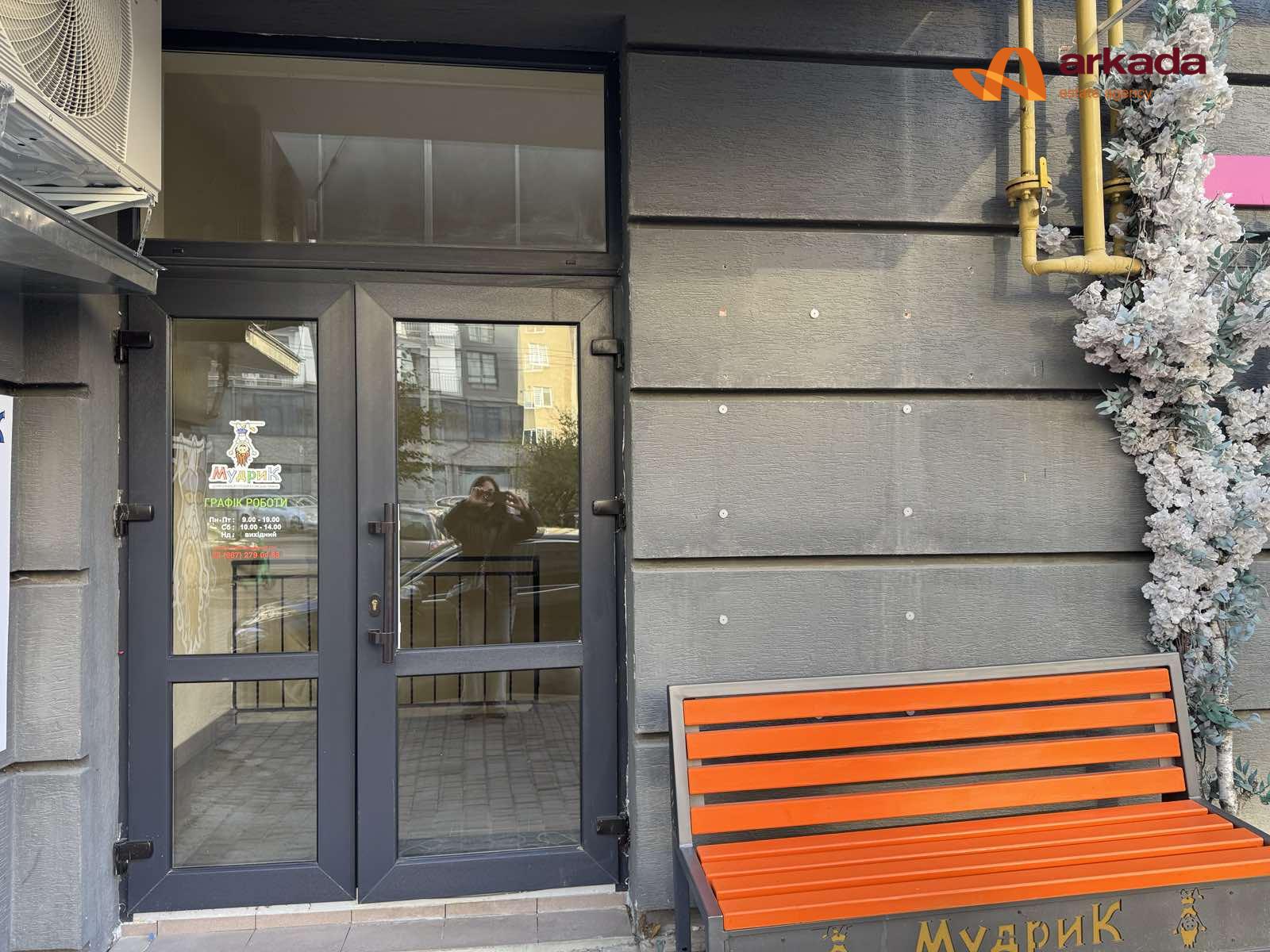 Оренда комерційного приміщення напівцоколь вул. Пасічна з ремонтом