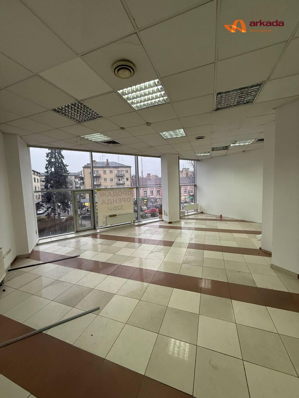 Продаж комерційного приміщення в центрі на вул. Незалежності.