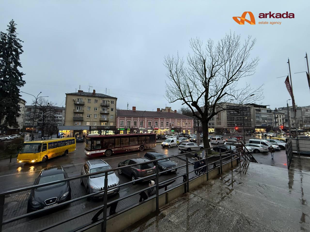 Продаж комерційного приміщення в центрі на вул. Незалежності.