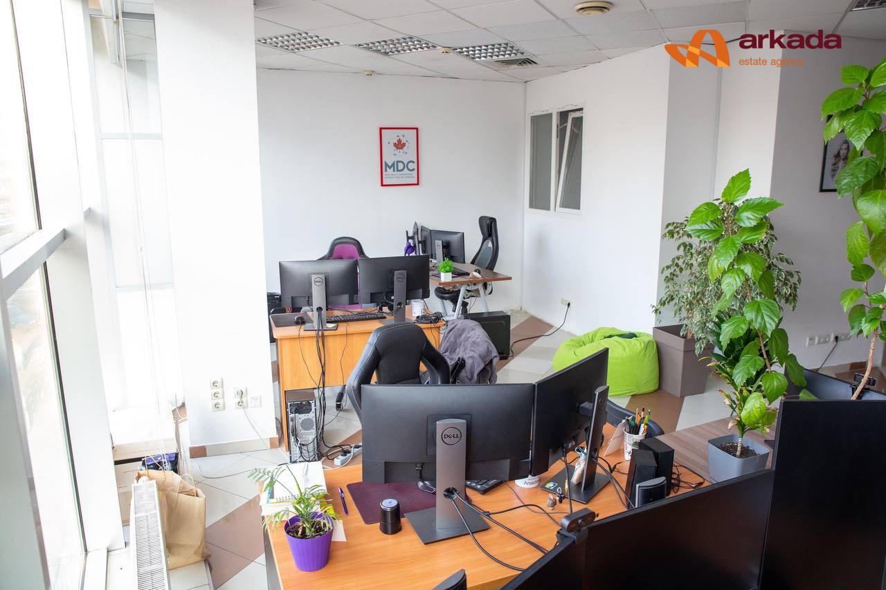 Продаж комерційного приміщення в центрі на вул. Незалежності.