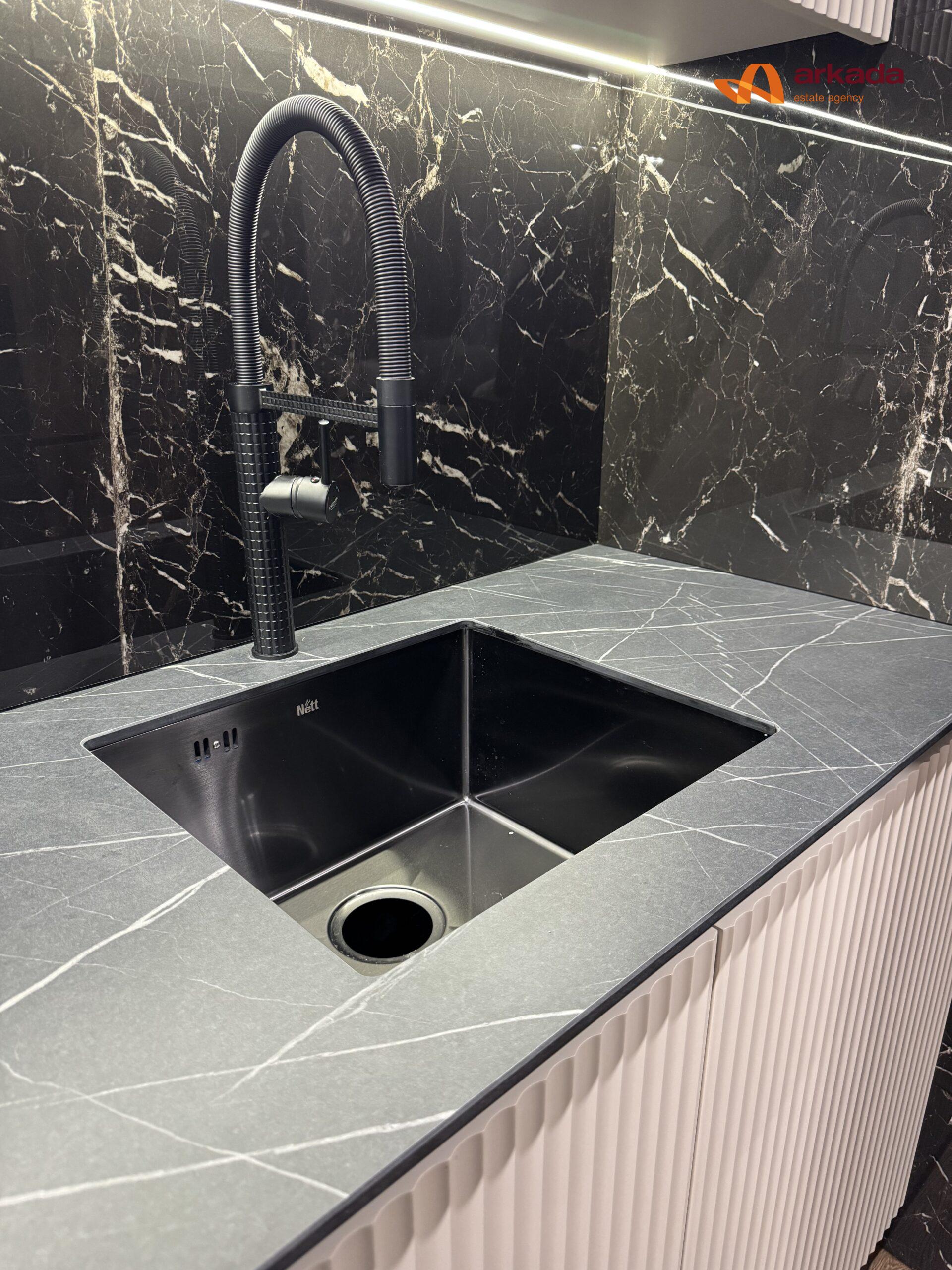 Продам 2-кім квартиру з кухнею-студіэю, 72м2 \