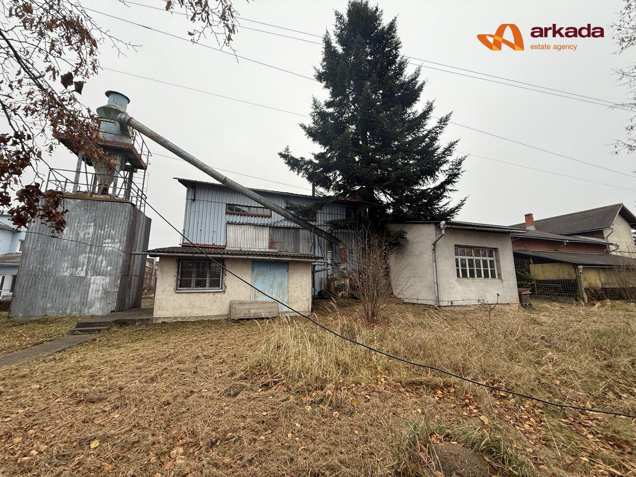 Продаю виробничо-складське приміщення в с. Вістова  ( траса Івно- Франківськ – Калуш ) 100 м від траси з двома асфальтованими заїздами .