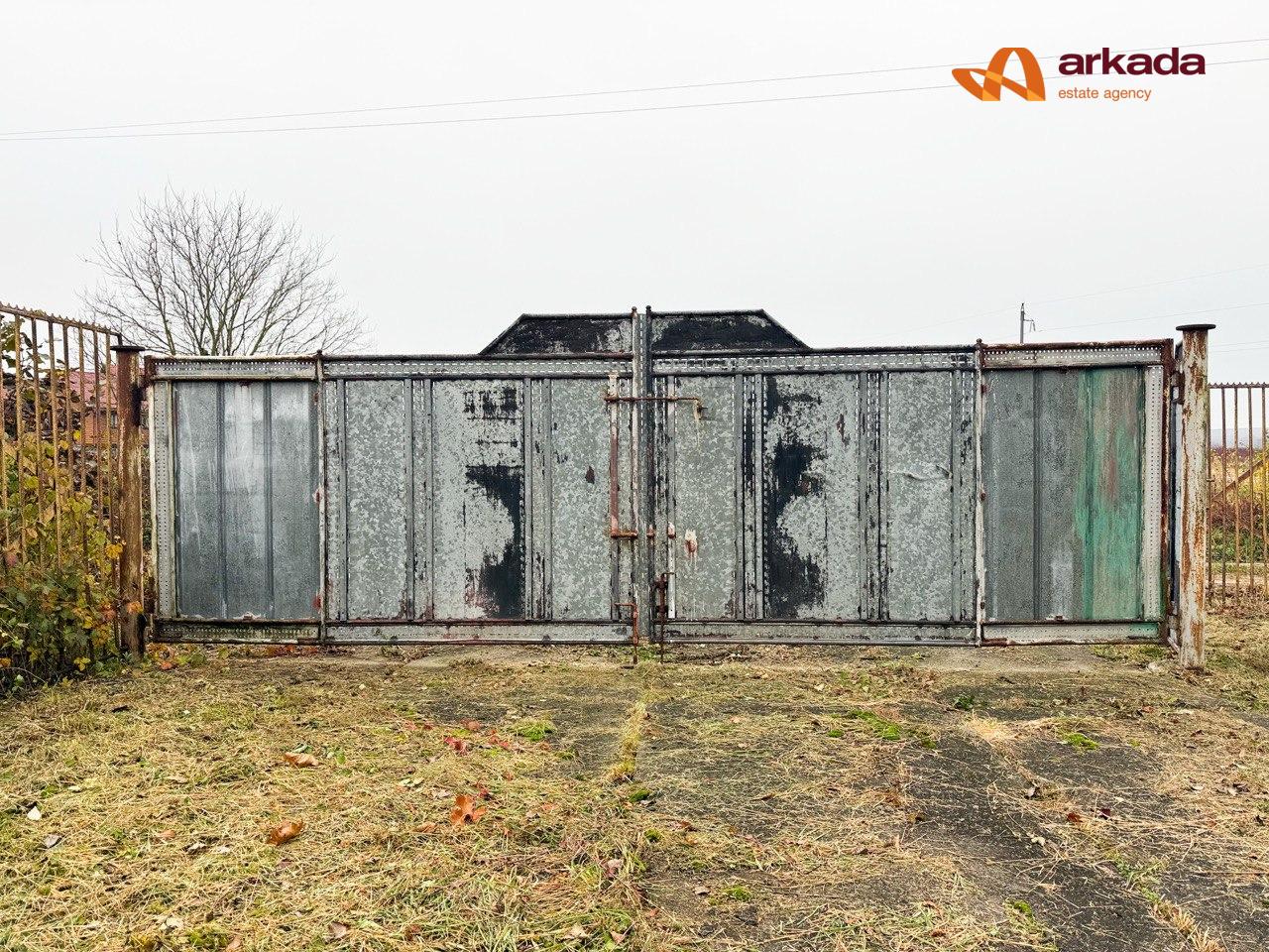 Продаю виробничо-складське приміщення в с. Вістова  ( траса Івно- Франківськ – Калуш ) 100 м від траси з двома асфальтованими заїздами .