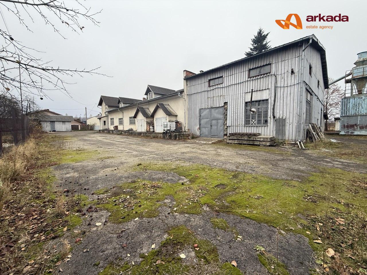 Продаю виробничо-складське приміщення в с. Вістова  ( траса Івно- Франківськ – Калуш ) 100 м від траси з двома асфальтованими заїздами .