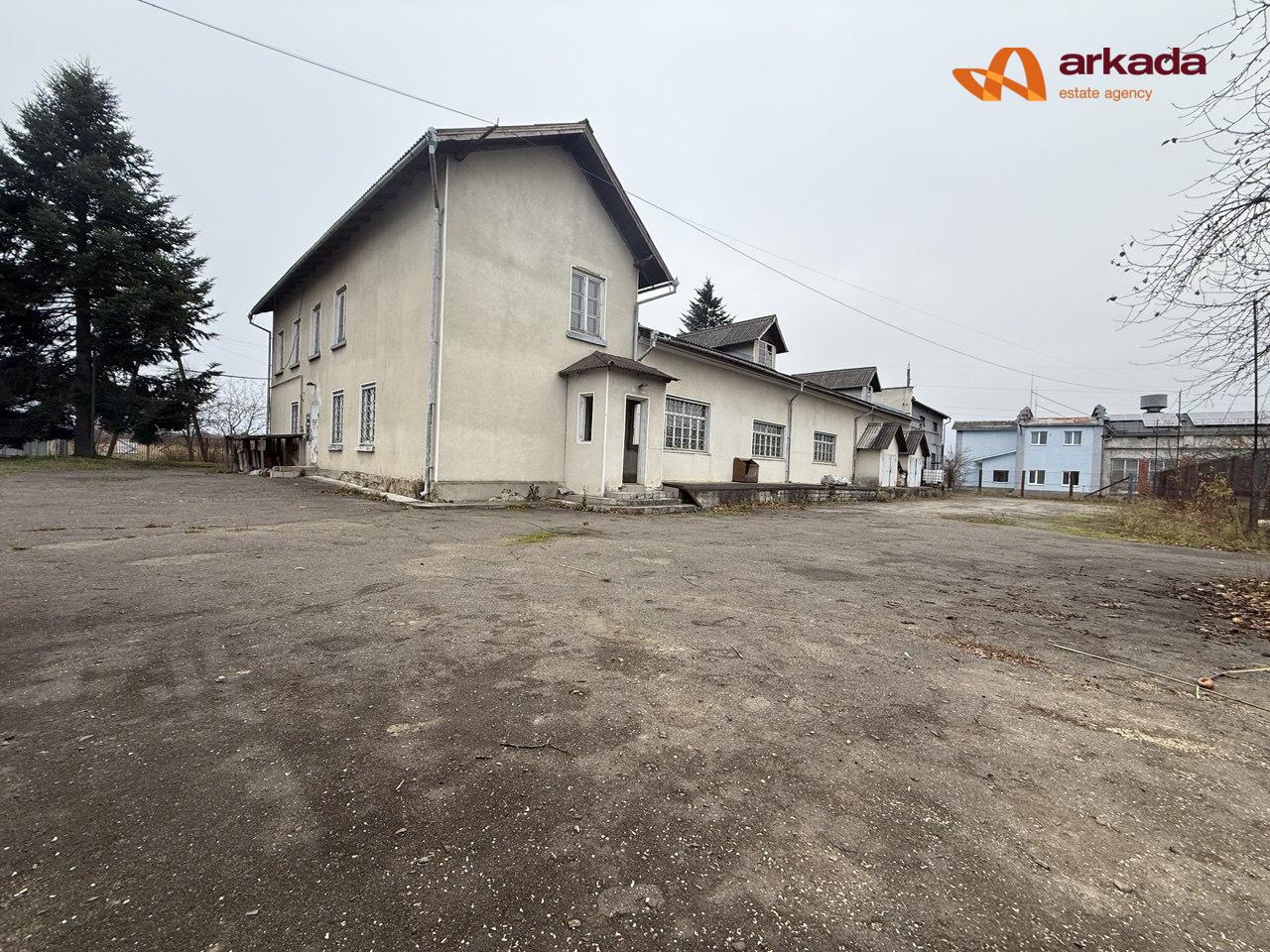 Продаю виробничо-складське приміщення в с. Вістова  ( траса Івно- Франківськ – Калуш ) 100 м від траси з двома асфальтованими заїздами .