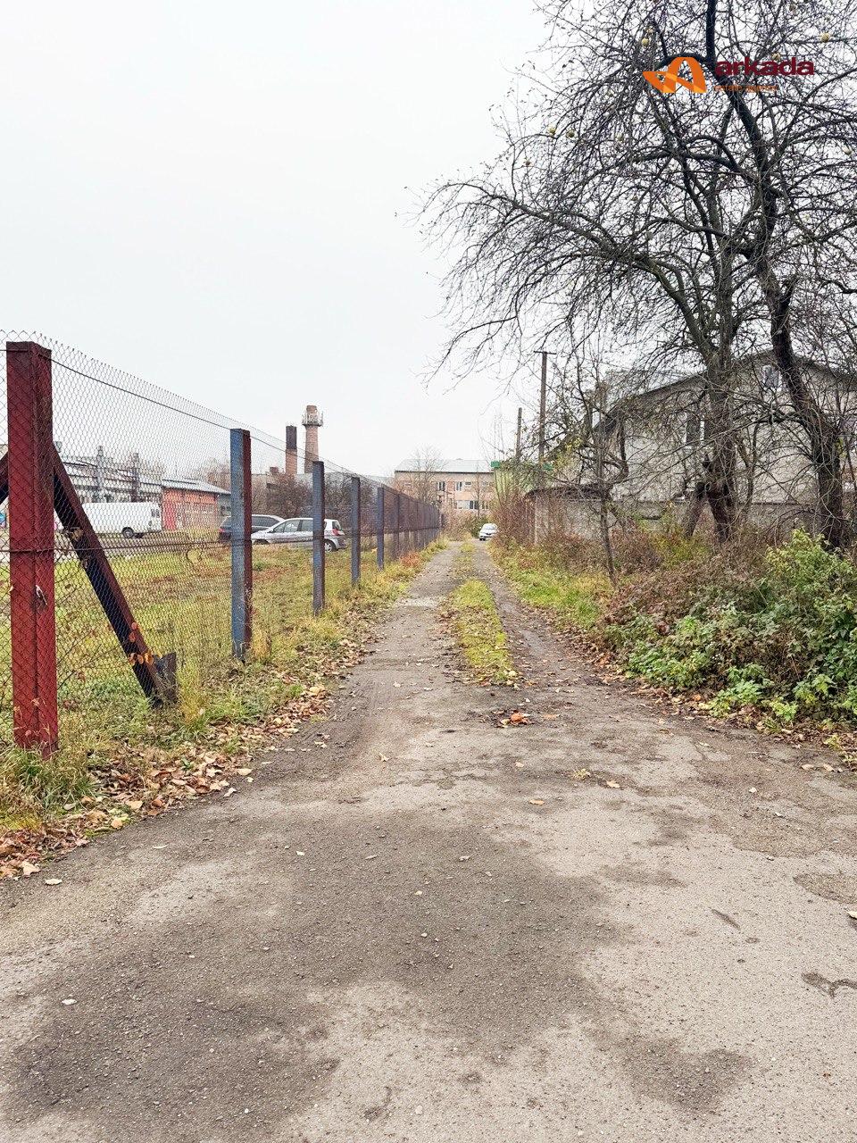 Продаю виробничо-складське приміщення в с. Вістова  ( траса Івно- Франківськ – Калуш ) 100 м від траси з двома асфальтованими заїздами .