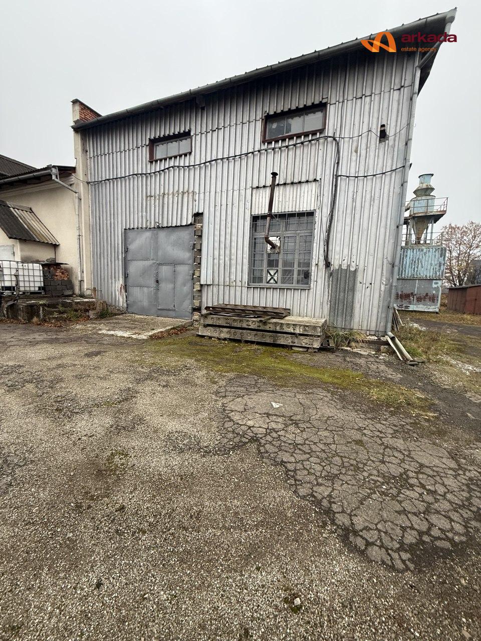 Продаю виробничо-складське приміщення в с. Вістова  ( траса Івно- Франківськ – Калуш ) 100 м від траси з двома асфальтованими заїздами .