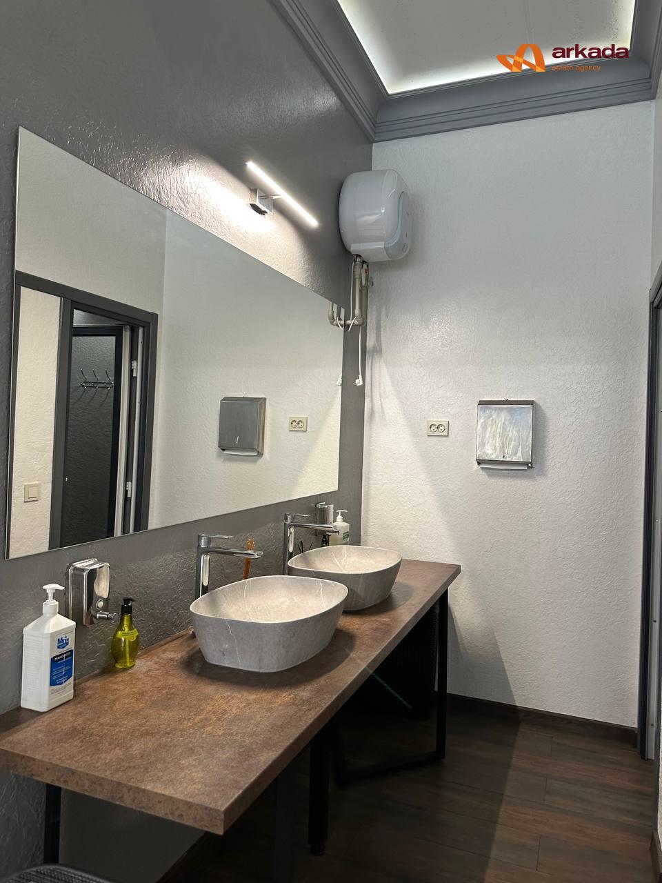 Продаж ресторанного комплексу з котеджами