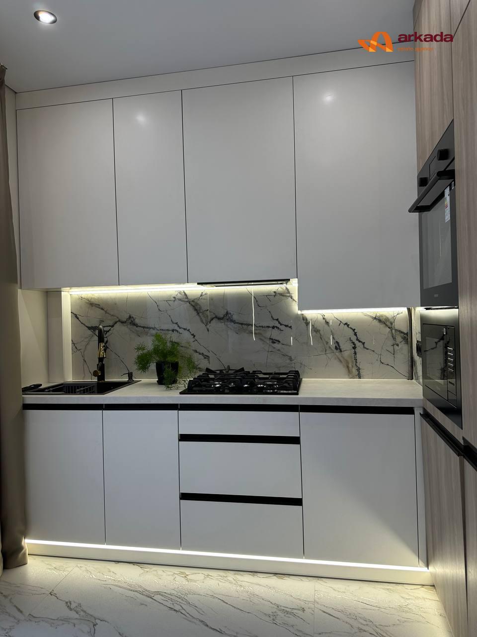 Продаж квартири з дизайнерським ремонтом та приватною ділянкою