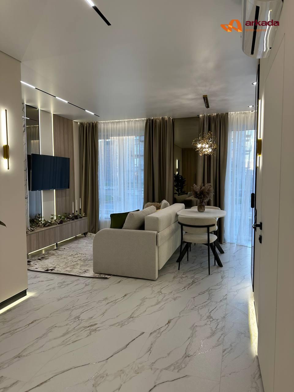 Продаж квартири з дизайнерським ремонтом та приватною ділянкою