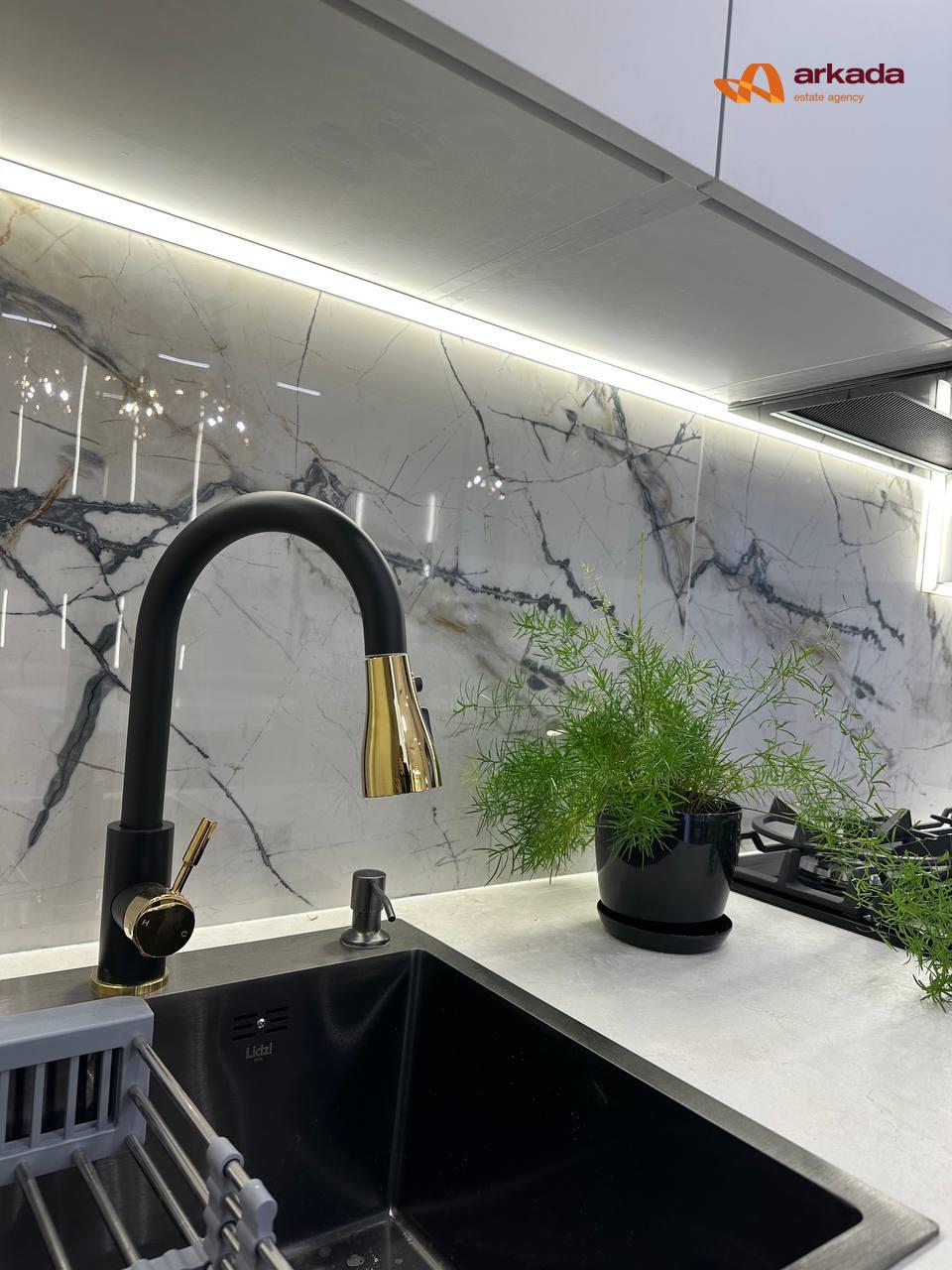 Продаж квартири з дизайнерським ремонтом та приватною ділянкою