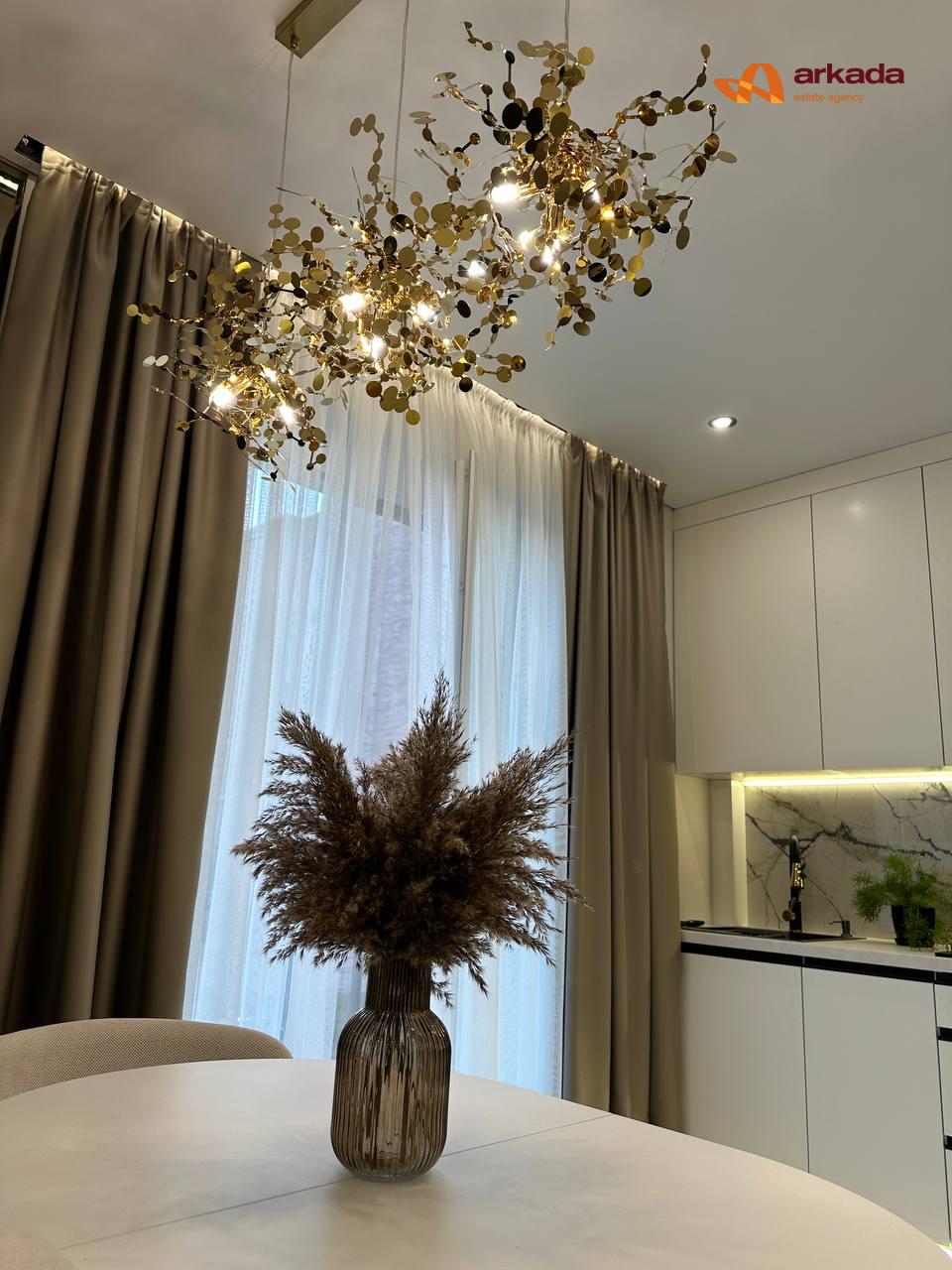 Продаж квартири з дизайнерським ремонтом та приватною ділянкою