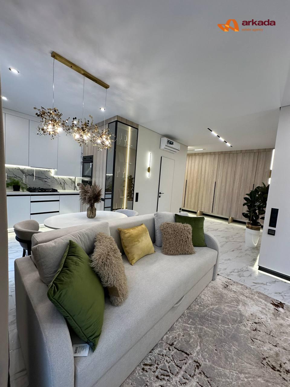 Продаж квартири з дизайнерським ремонтом та приватною ділянкою