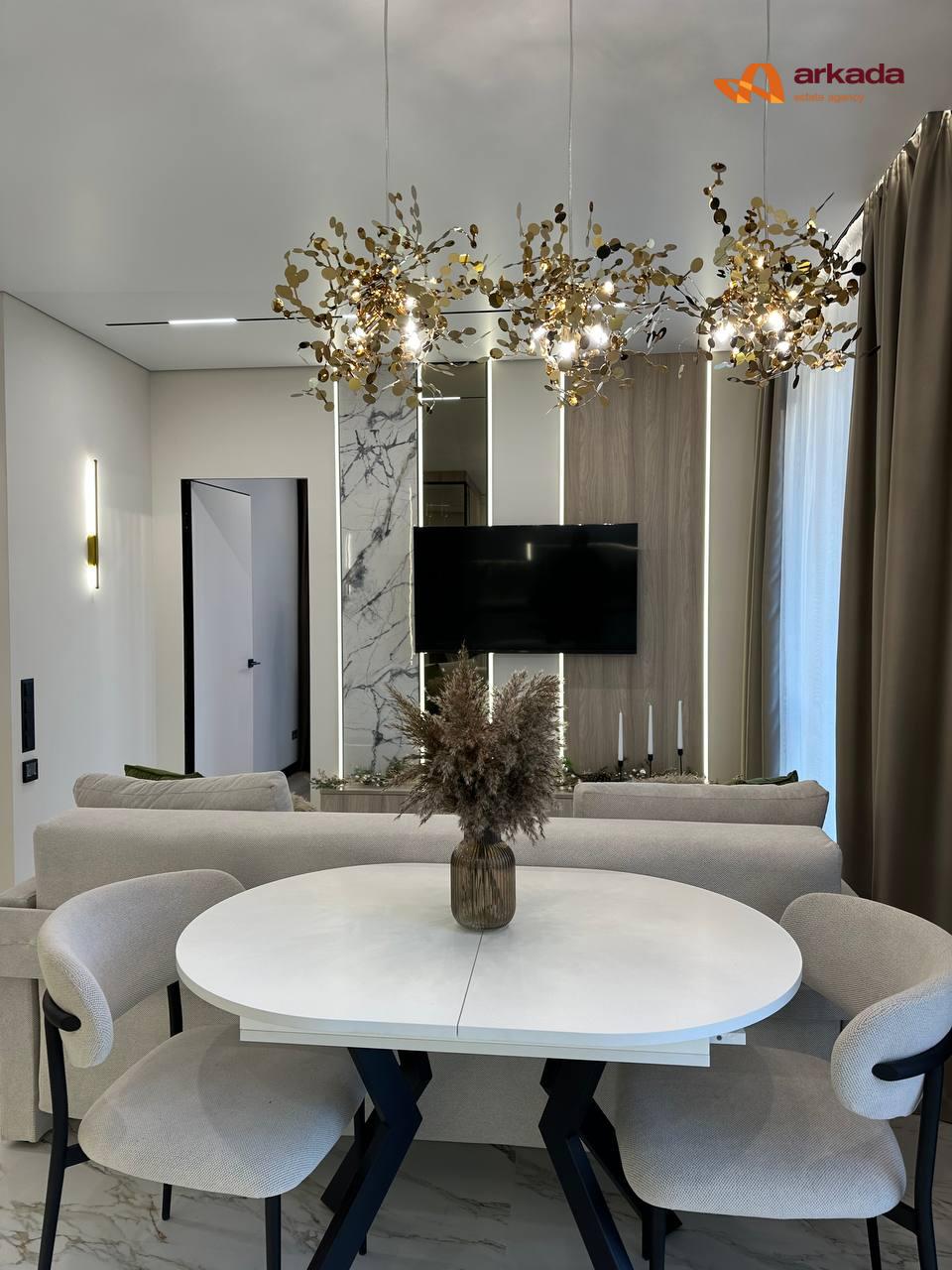 Продаж квартири з дизайнерським ремонтом та приватною ділянкою