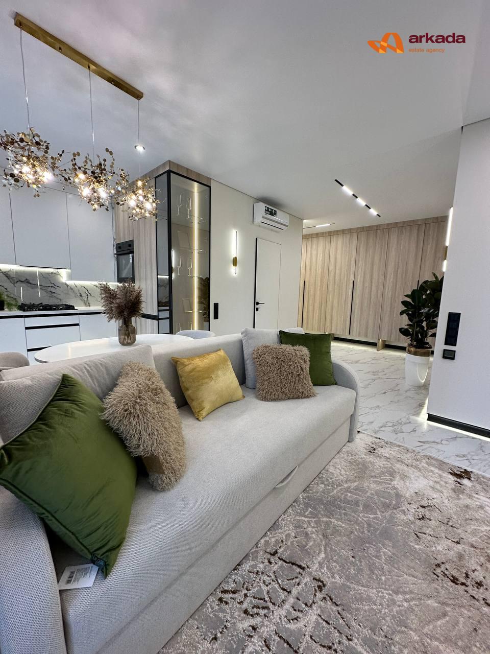 Продаж квартири з дизайнерським ремонтом та приватною ділянкою