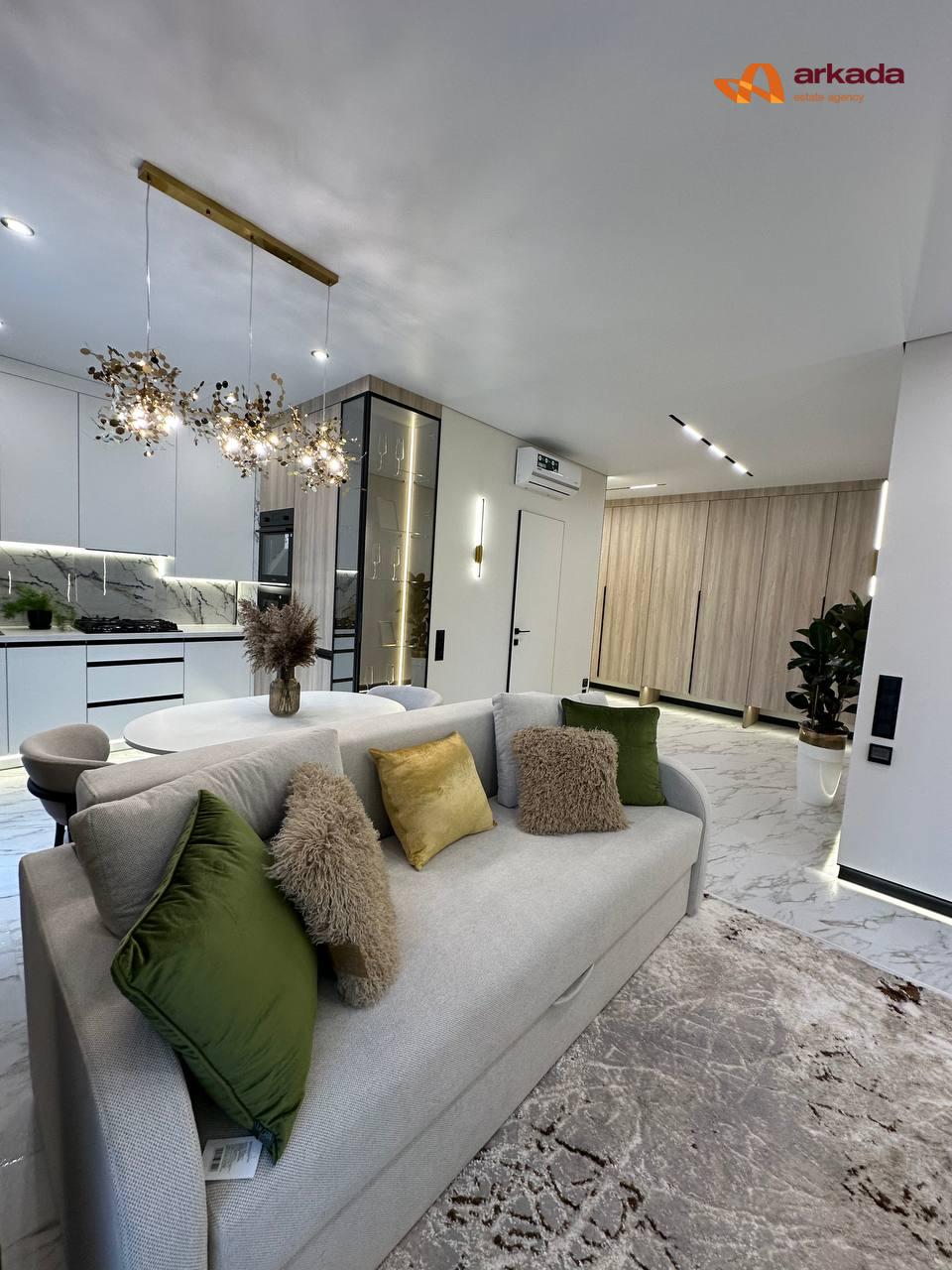 Продаж квартири з дизайнерським ремонтом та приватною ділянкою