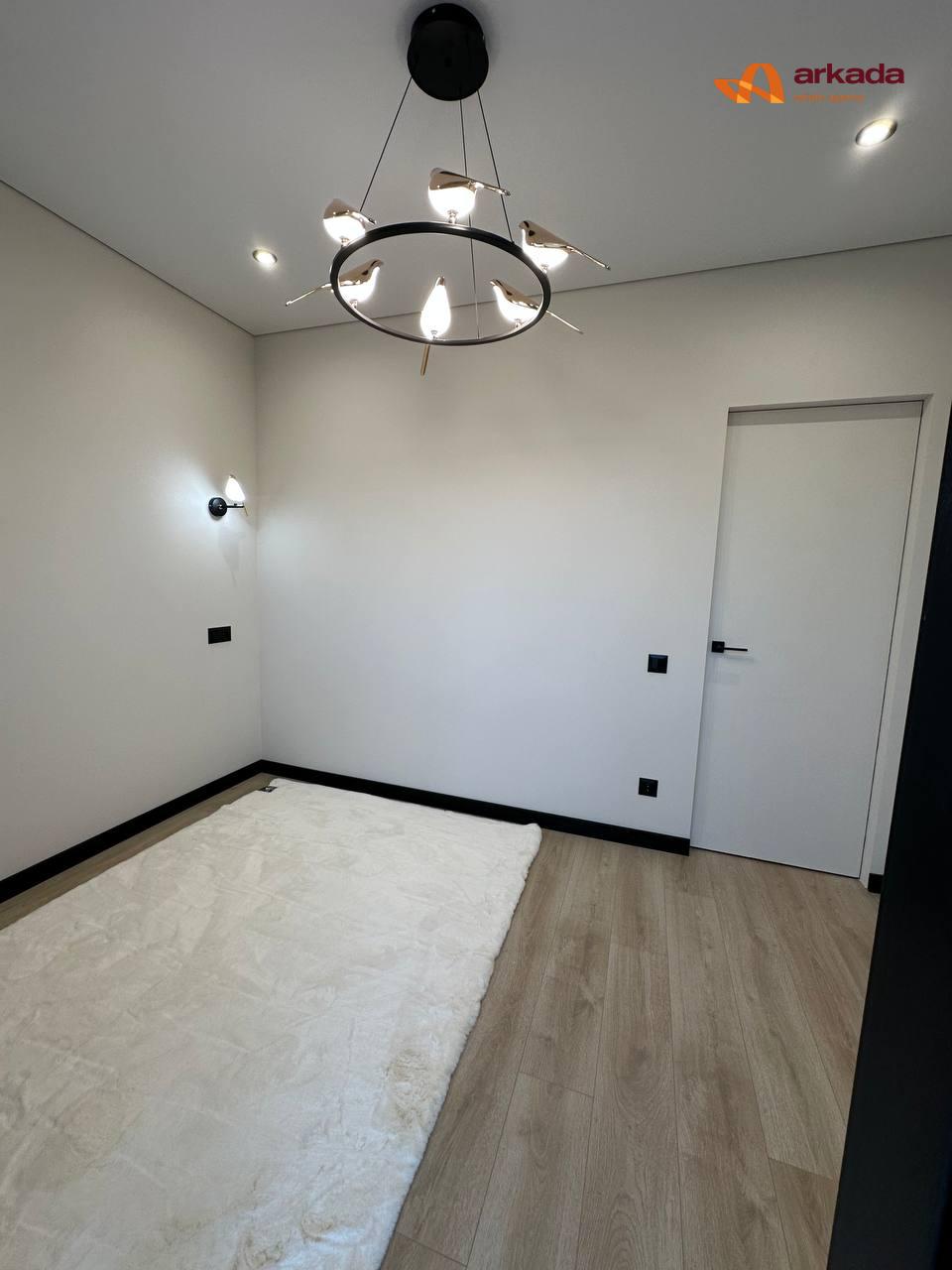 Продаж квартири з дизайнерським ремонтом та приватною ділянкою