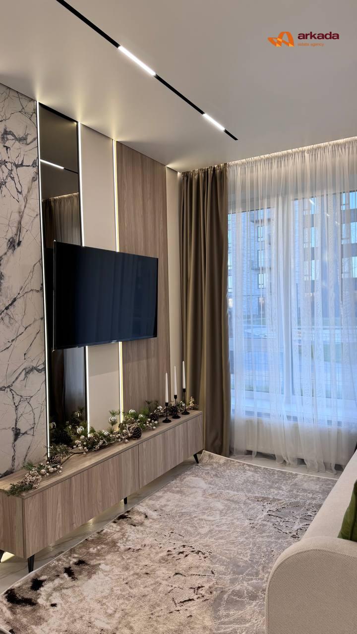 Продаж квартири з дизайнерським ремонтом та приватною ділянкою