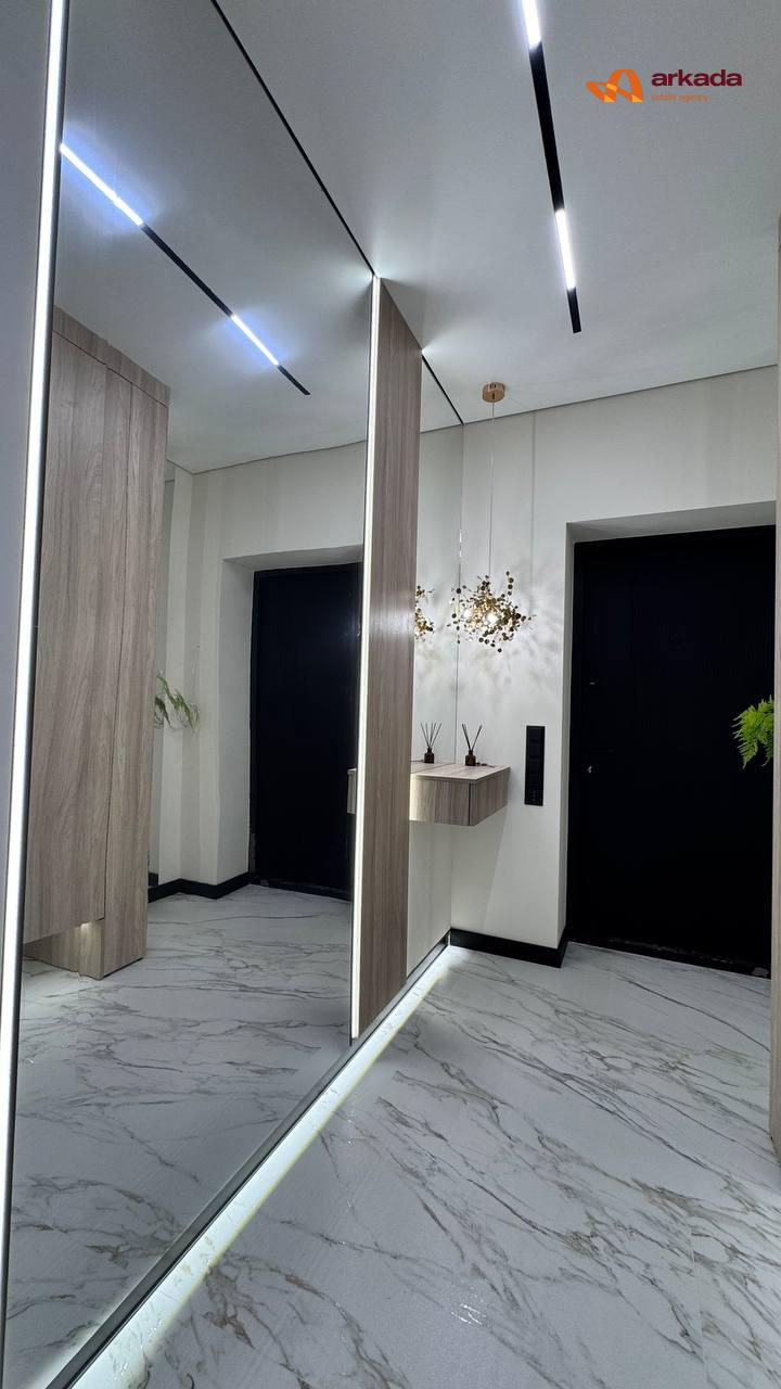 Продаж квартири з дизайнерським ремонтом та приватною ділянкою