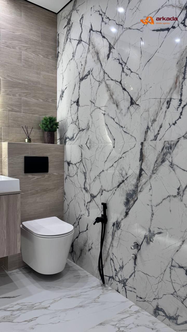 Продаж квартири з дизайнерським ремонтом та приватною ділянкою