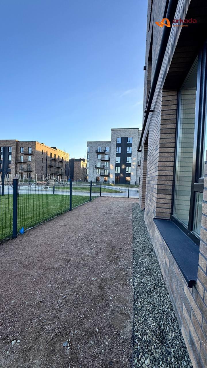 Продаж квартири з дизайнерським ремонтом та приватною ділянкою