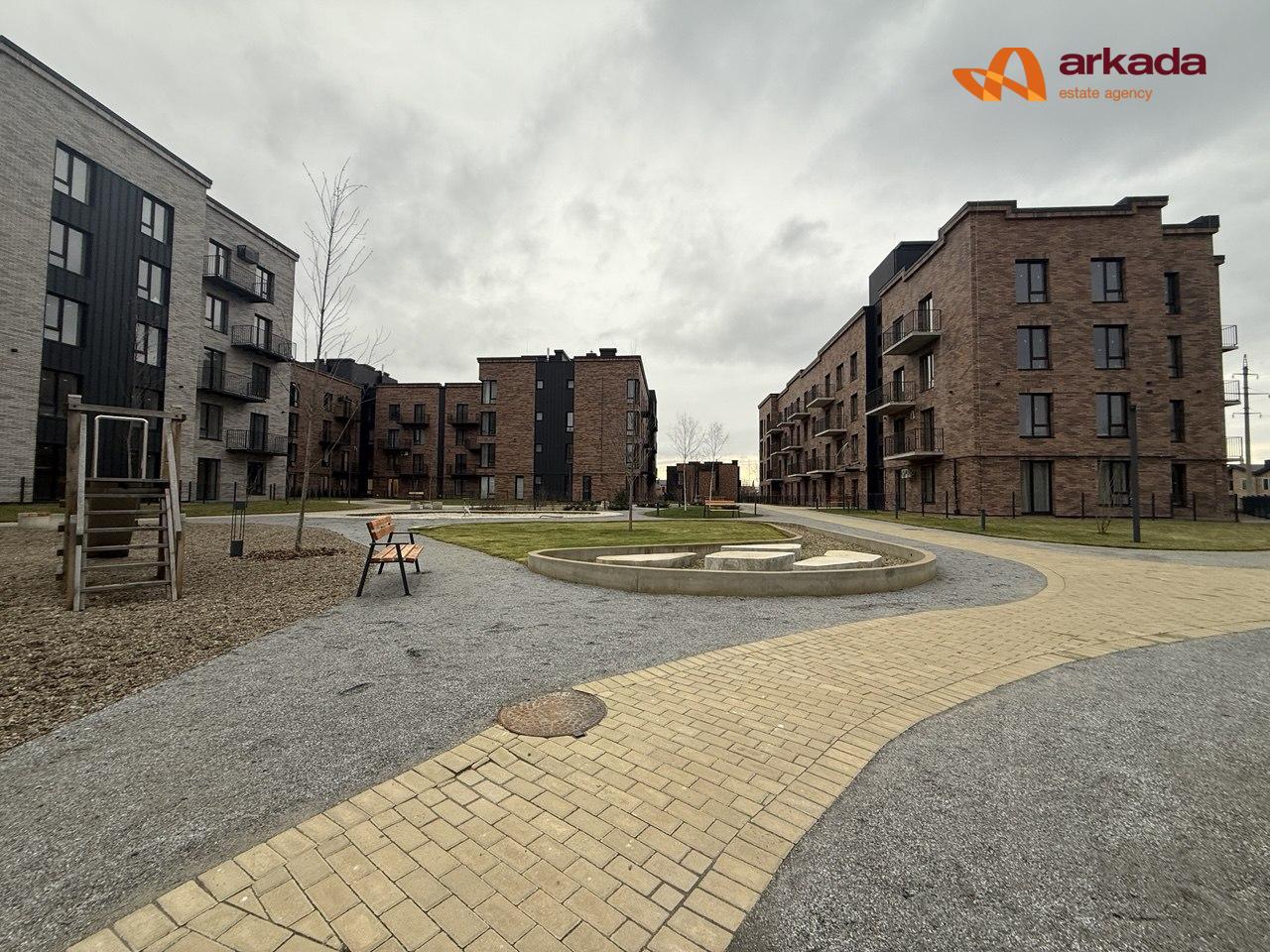 Продам ЖК Долішній , 15 секція сучасна 2 кім квртира з функціоналом 3 кім з великим патіо . Виконані чорнові роборти .