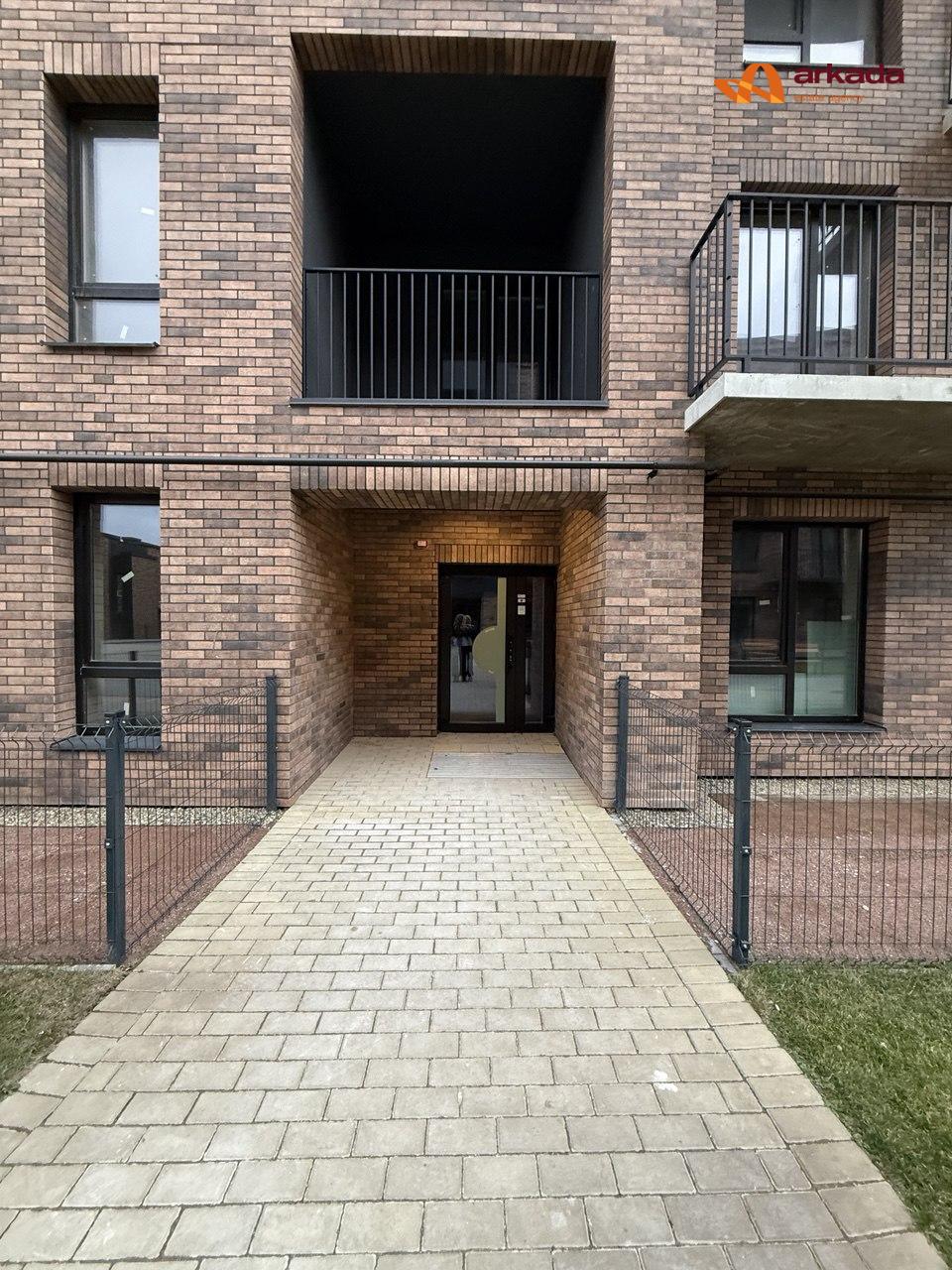 Продам ЖК Долішній , 15 секція сучасна 2 кім квртира з функціоналом 3 кім з великим патіо . Виконані чорнові роборти .