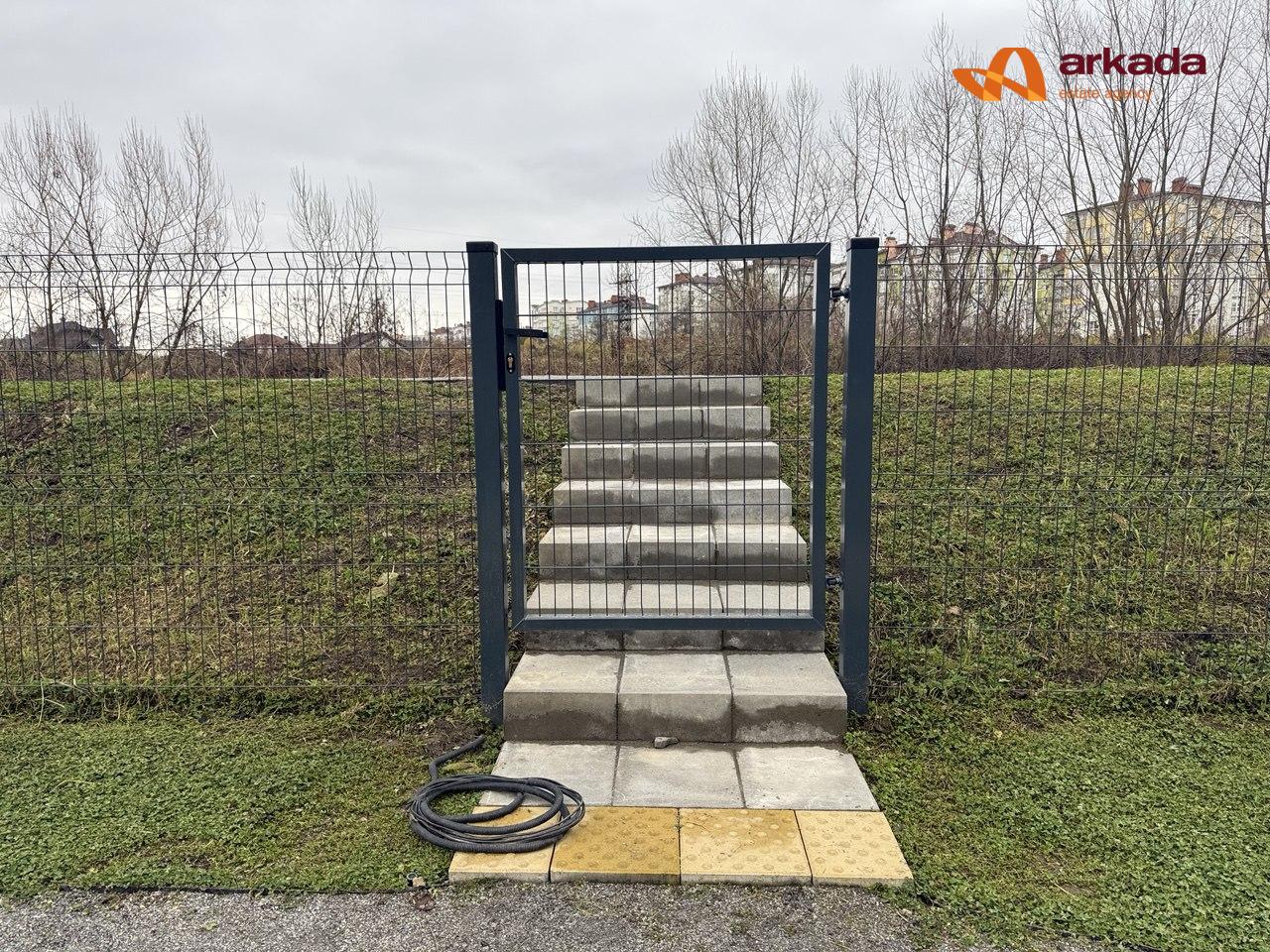 Продам ЖК Долішній , 15 секція сучасна 2 кім квртира з функціоналом 3 кім з великим патіо . Виконані чорнові роборти .