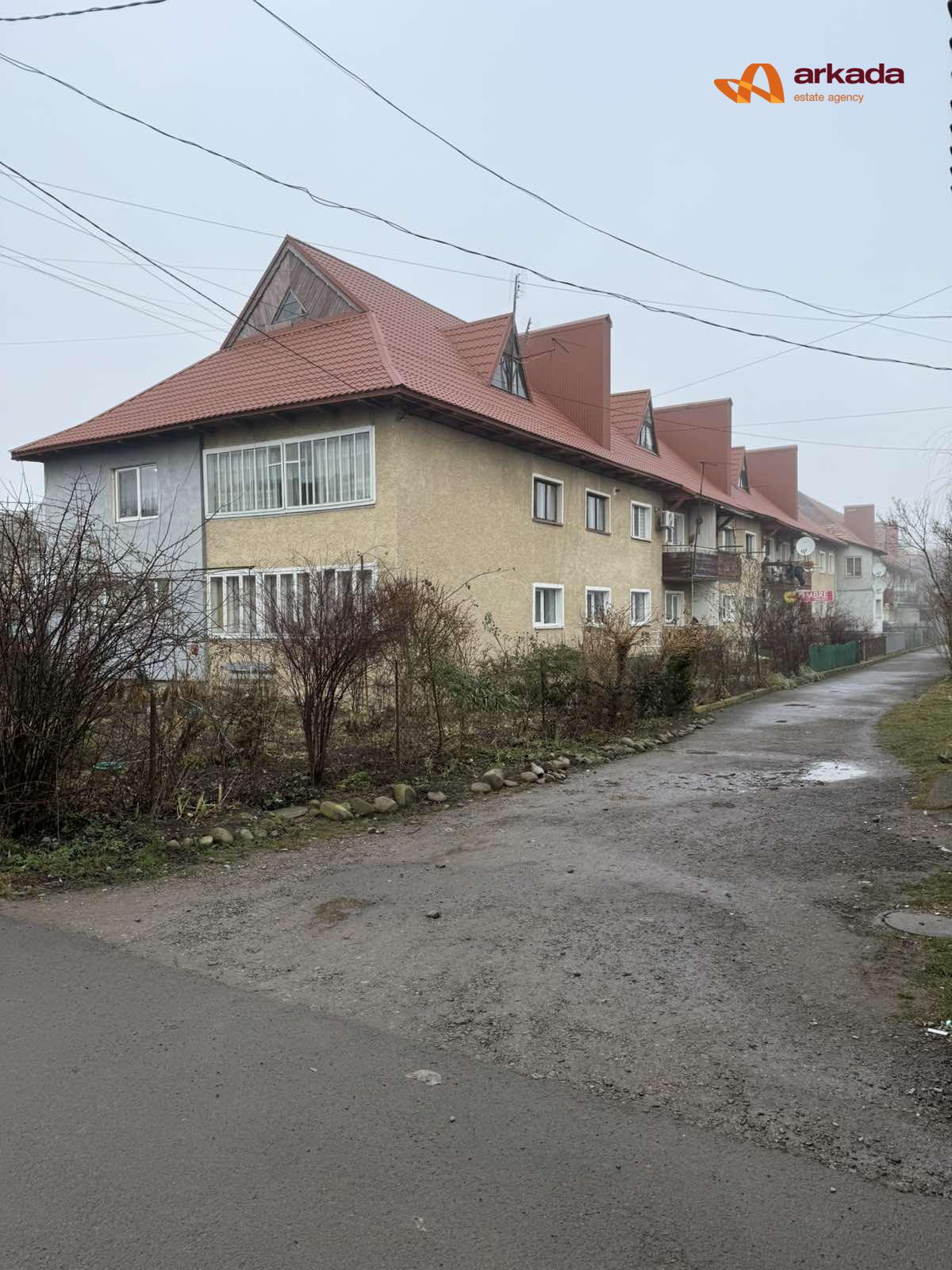 Двокімнатна квартира в центрі Богородчан із власною ділянкою.