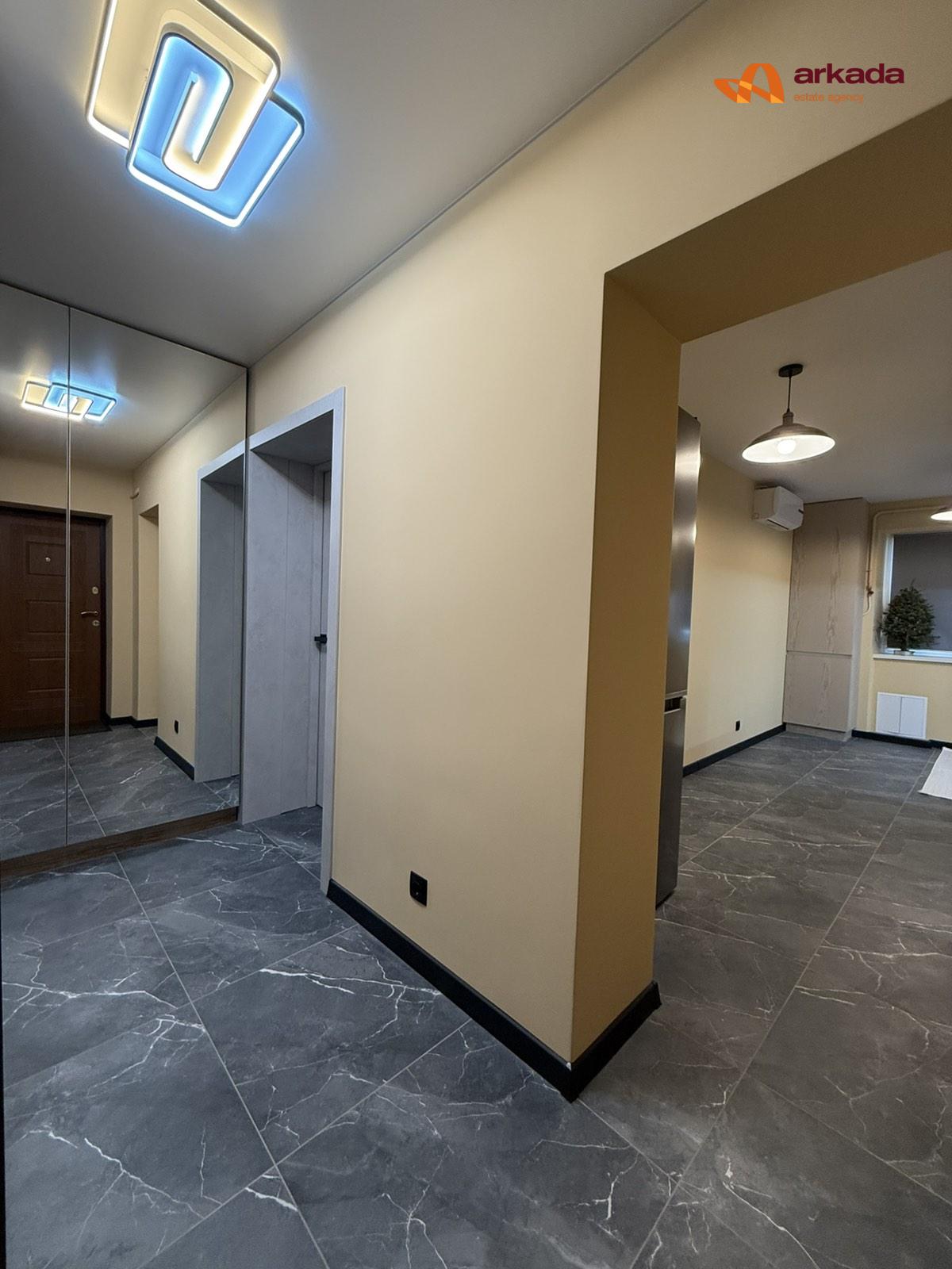 Двокімнатна квартира в центрі Богородчан із власною ділянкою.