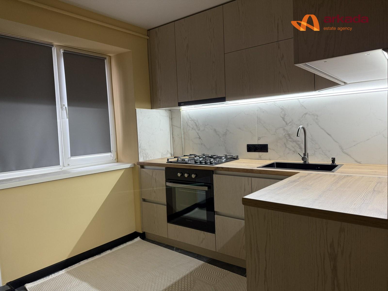 Двокімнатна квартира в центрі Богородчан із власною ділянкою.