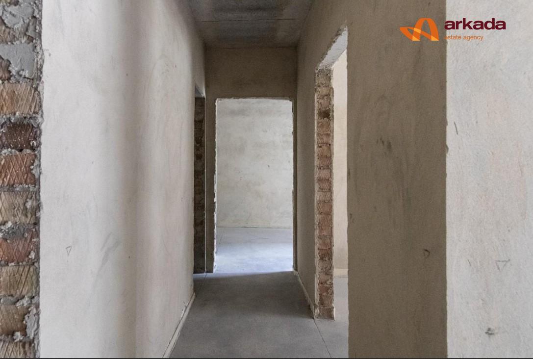 Продам ЖК Долішній , 15 секція сучасна 2 кім квртира з функціоналом 3 кім з великим патіо . Виконані чорнові роборти .