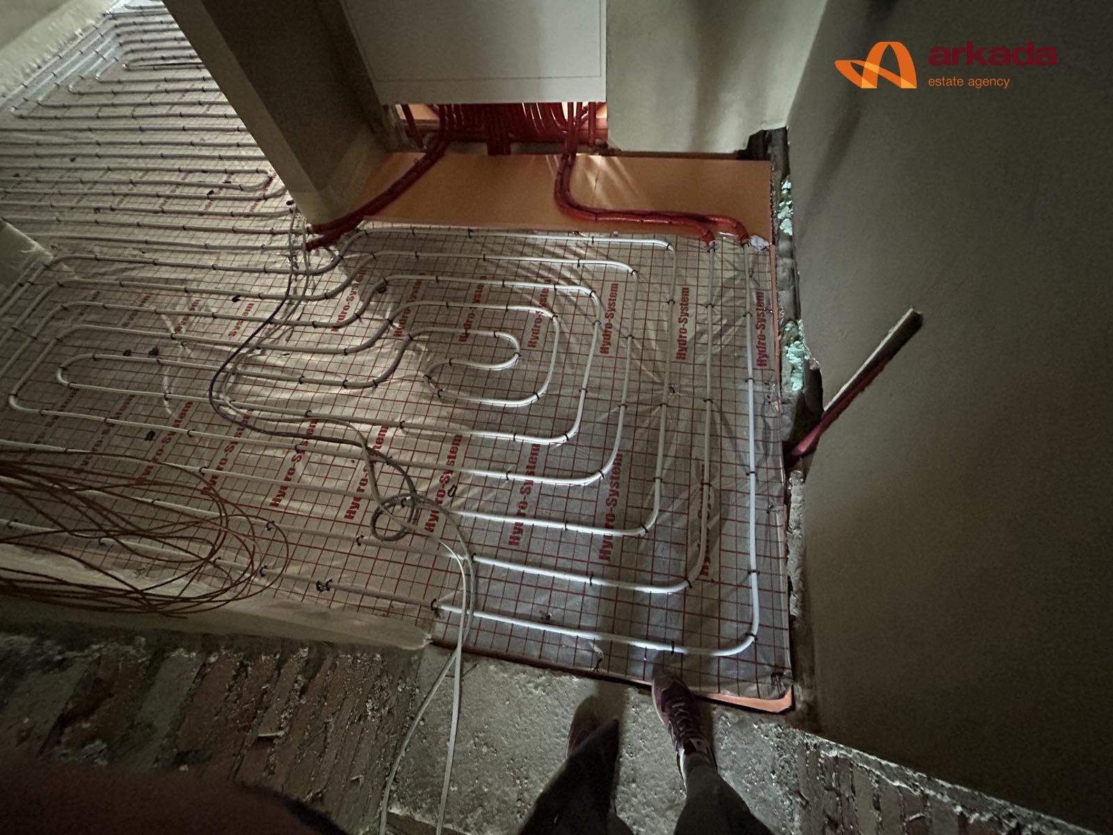 Продам ЖК Долішній , 15 секція сучасна 2 кім квртира з функціоналом 3 кім з великим патіо . Виконані чорнові роборти .