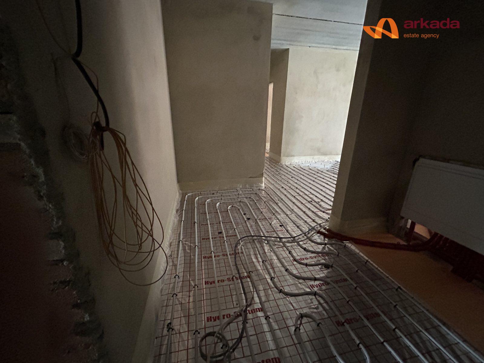 Продам ЖК Долішній , 15 секція сучасна 2 кім квртира з функціоналом 3 кім з великим патіо . Виконані чорнові роборти .