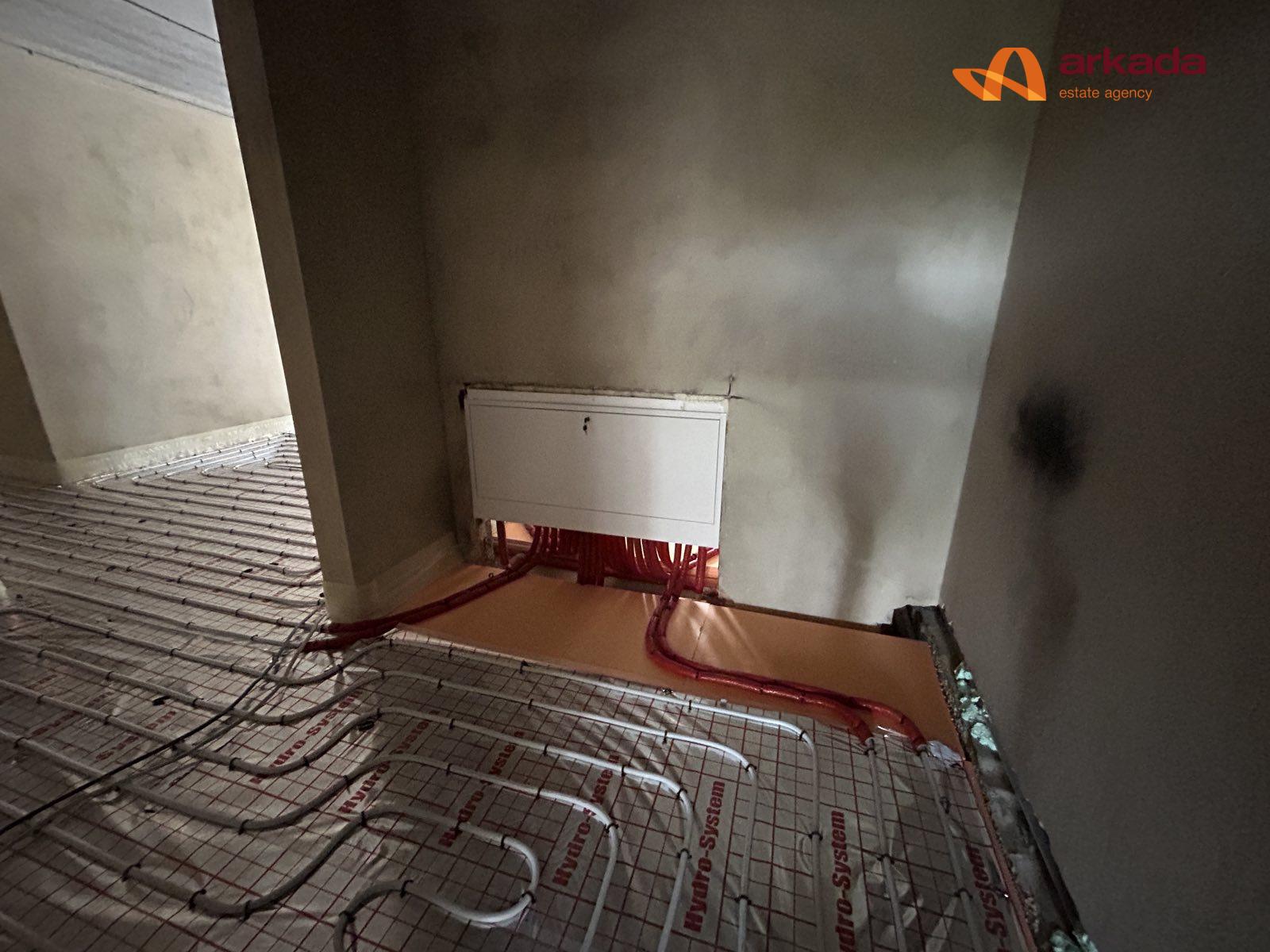 Продам ЖК Долішній , 15 секція сучасна 2 кім квртира з функціоналом 3 кім з великим патіо . Виконані чорнові роборти .