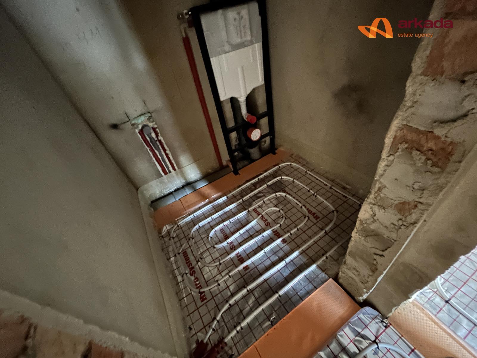 Продам ЖК Долішній , 15 секція сучасна 2 кім квртира з функціоналом 3 кім з великим патіо . Виконані чорнові роборти .