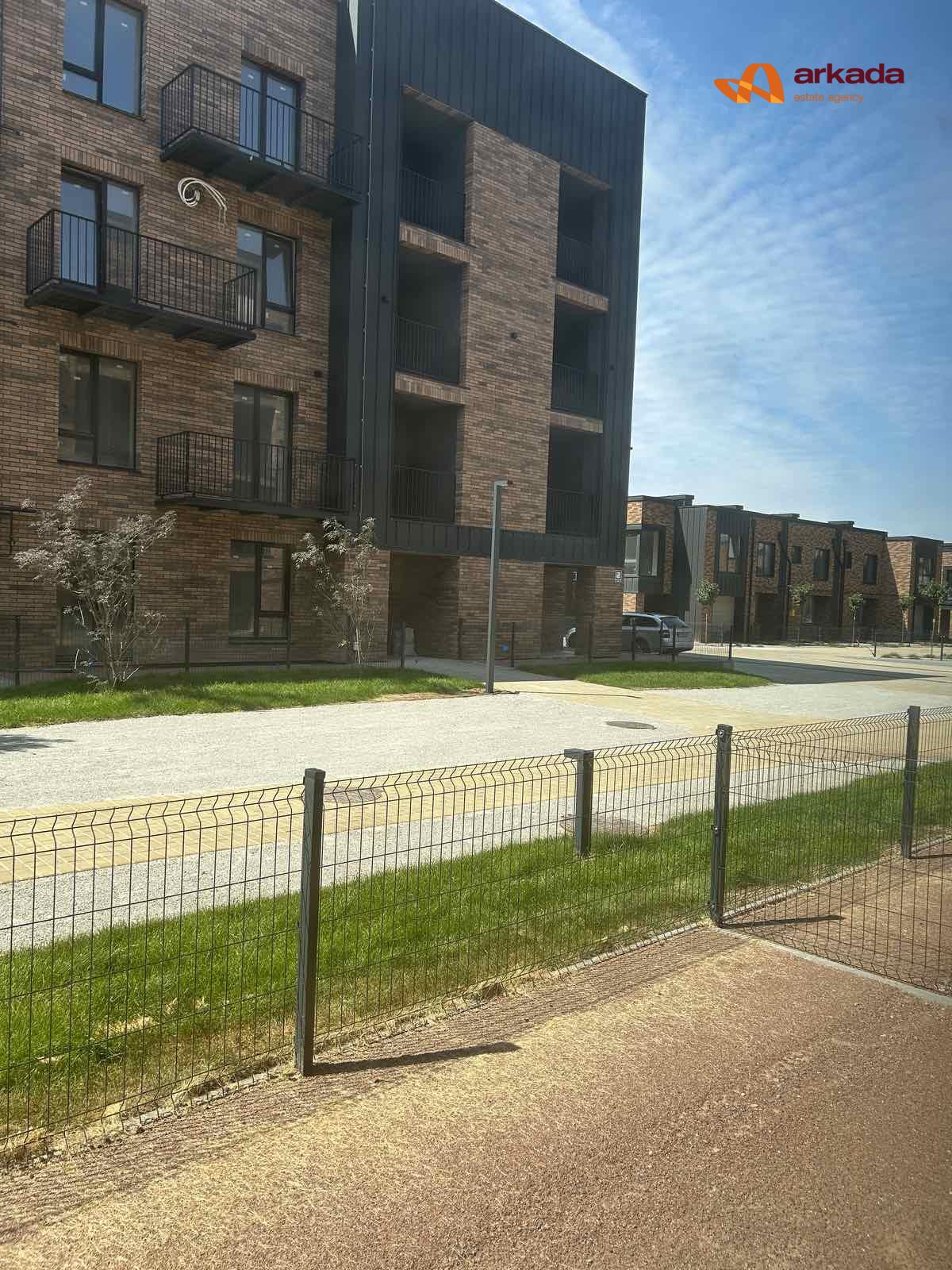 Продам ЖК Долішній , 15 секція сучасна 2 кім квртира з функціоналом 3 кім з великим патіо . Виконані чорнові роборти .