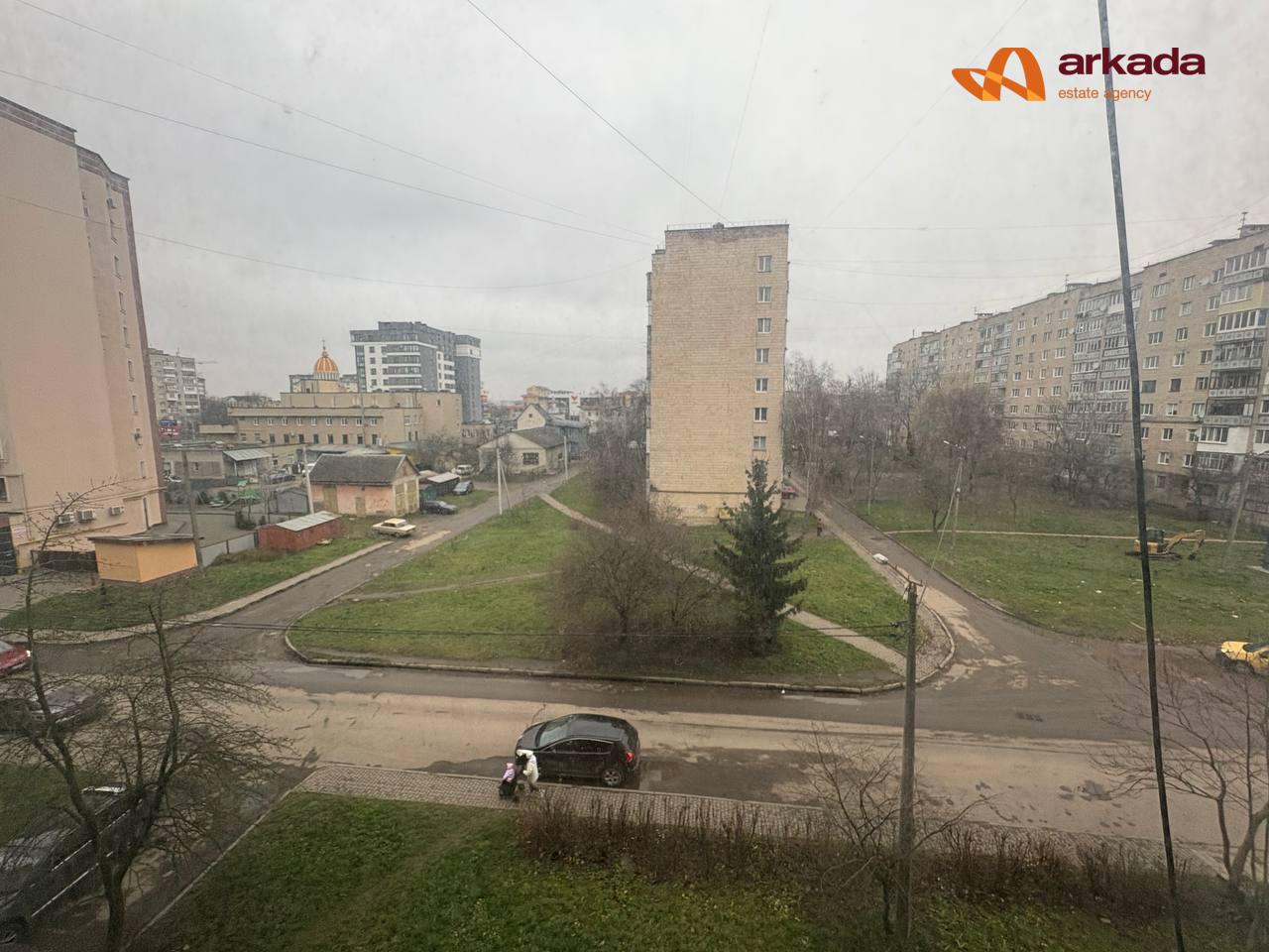 Продаж 3 кімнатної квартири під ремонт по вул. Вовчинецька