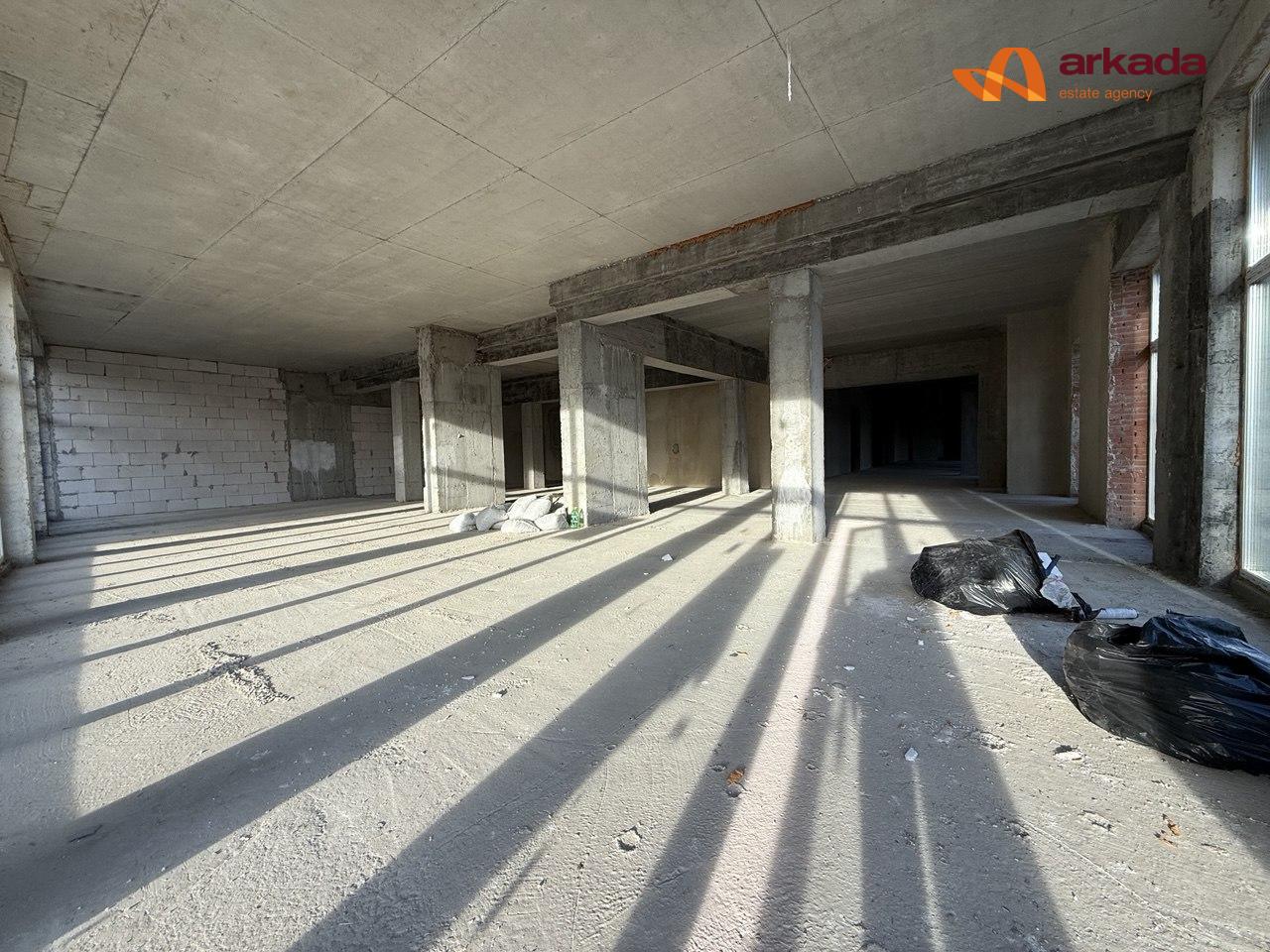 Продам фасадне  комерційне приміщення вільного призначення формату open space заг площею 1000