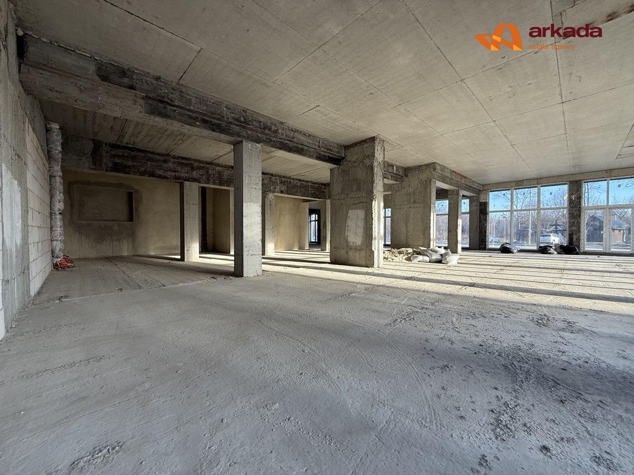 Продам фасадне  комерційне приміщення вільного призначення формату open space заг площею 1000