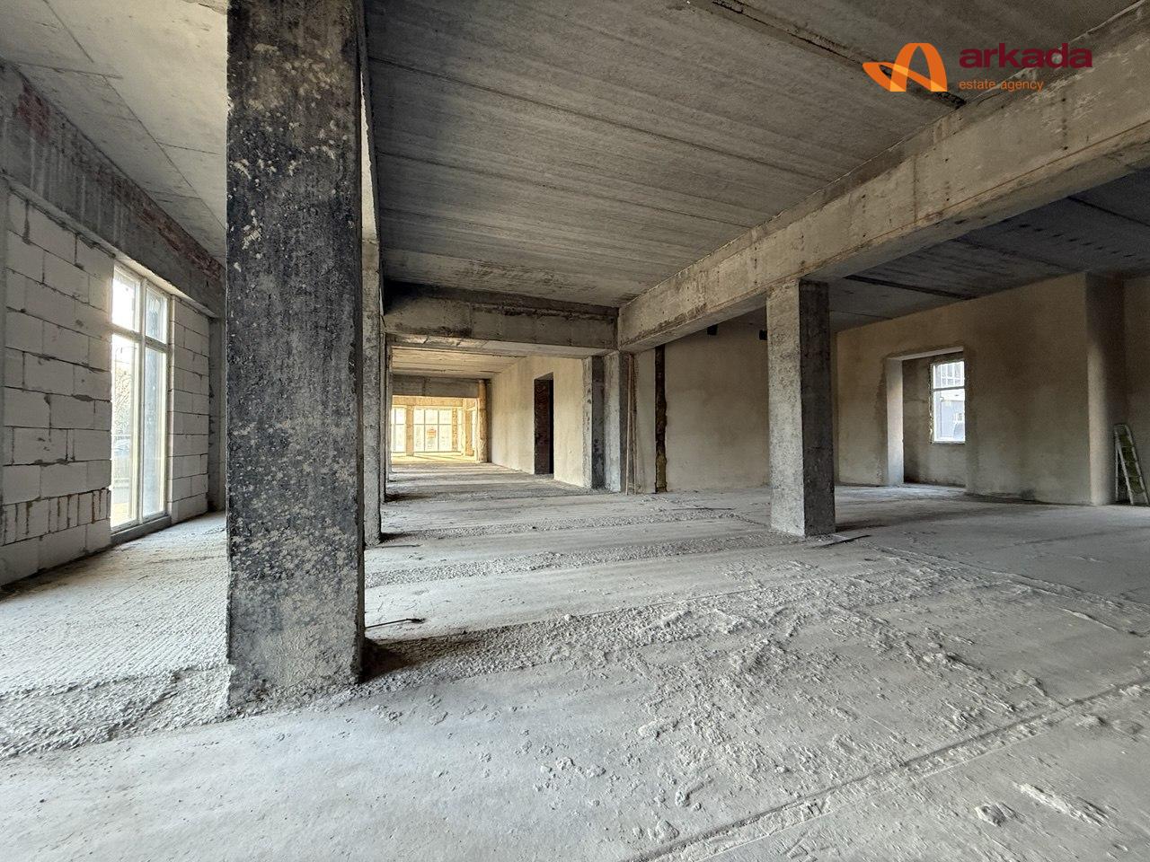 Продам фасадне  комерційне приміщення вільного призначення формату open space заг площею 1000