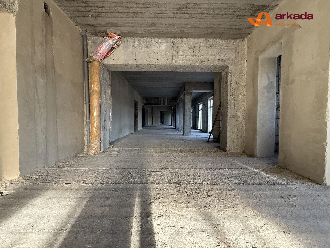 Продам фасадне  комерційне приміщення вільного призначення формату open space заг площею 1000