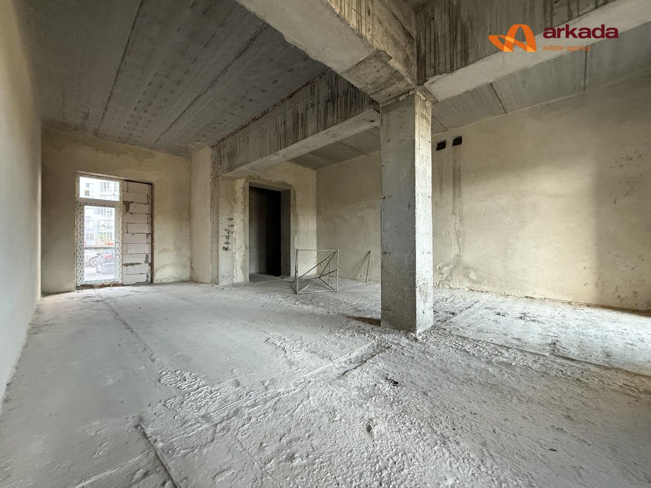 Продам фасадне  комерційне приміщення вільного призначення формату open space заг площею 1000