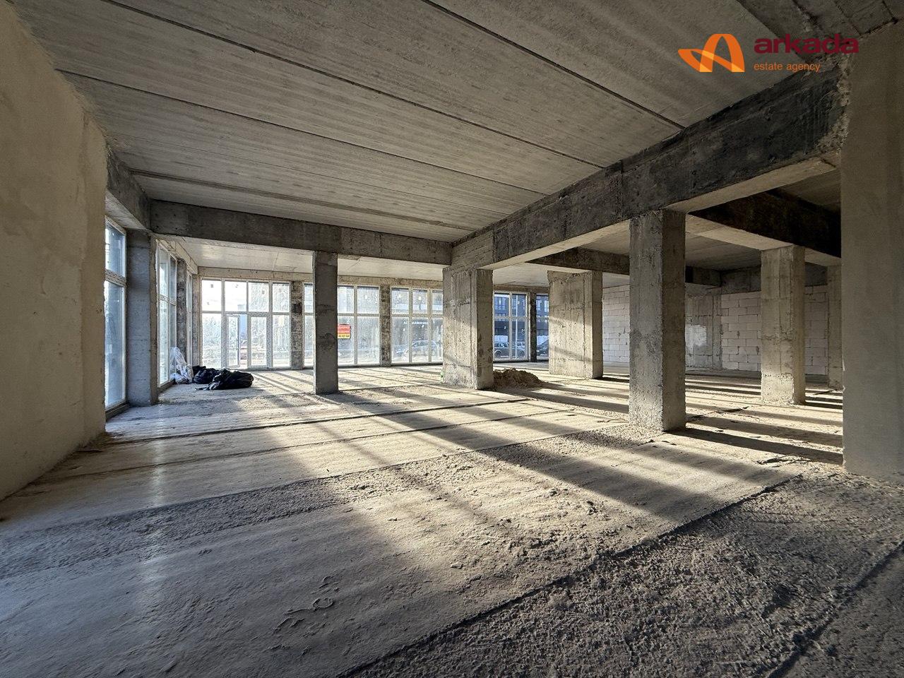 Продам фасадне  комерційне приміщення вільного призначення формату open space заг площею 1000