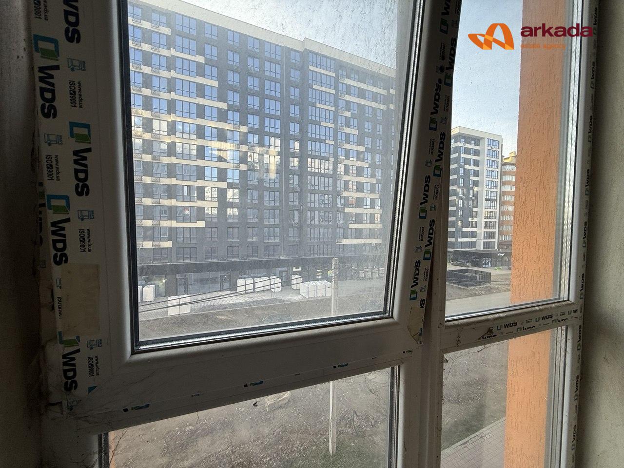 Продам  комерційне приміщення вільного призначення в офісному центрі формату open space на 3 поверсі з виходом а дах .