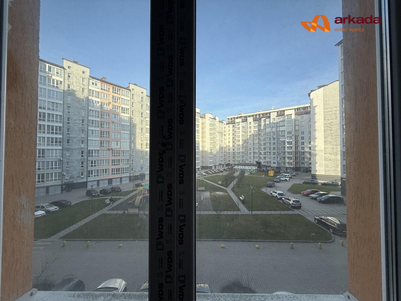 Продам  комерційне приміщення вільного призначення в офісному центрі формату open space на 3 поверсі з виходом а дах .