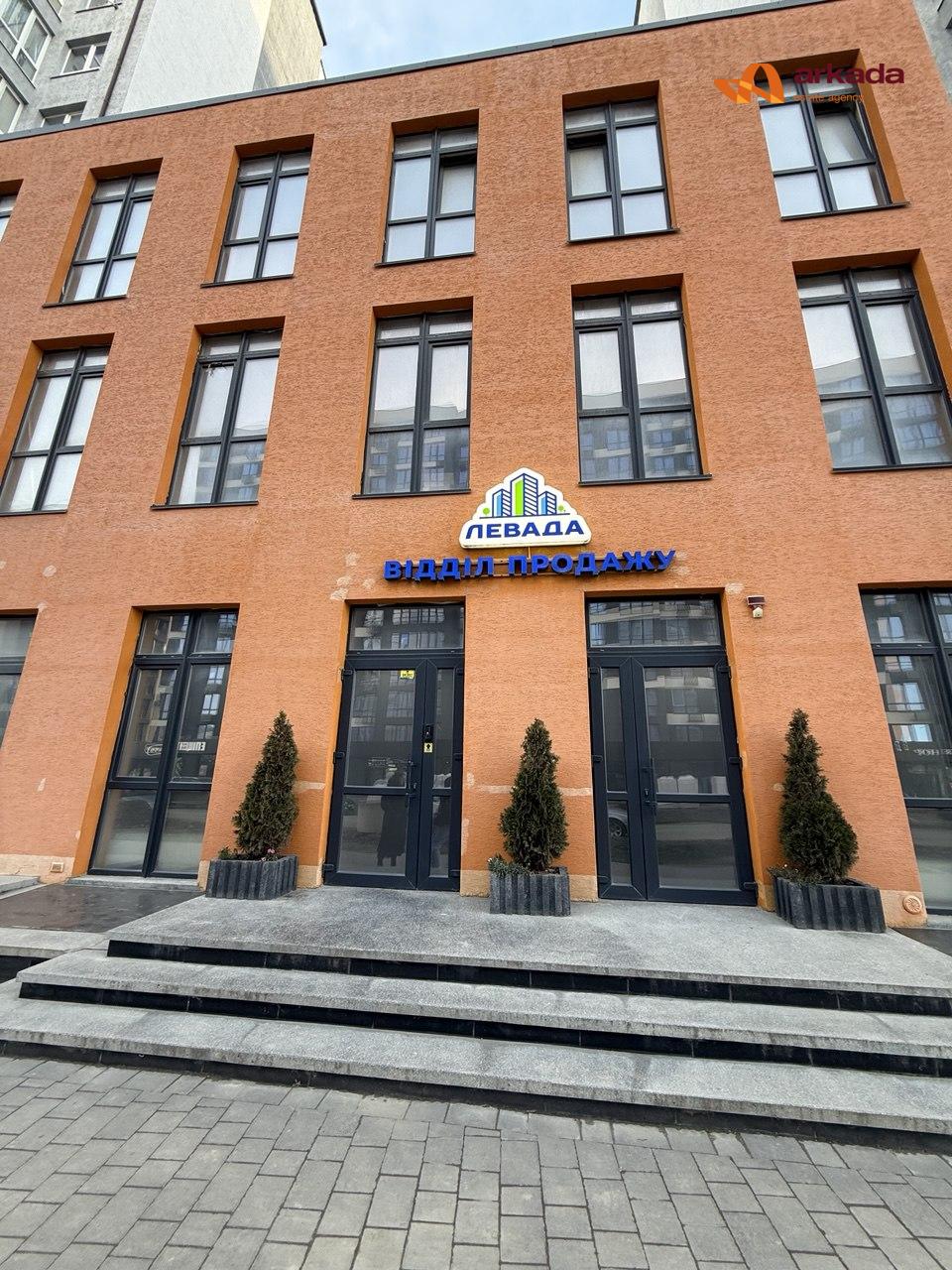 Продам  комерційне приміщення вільного призначення в офісному центрі формату open space на 3 поверсі з виходом а дах .